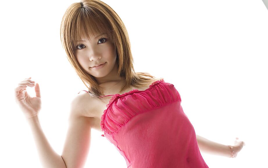 15P La joven asiática follable Reika Shina se quita el camisón