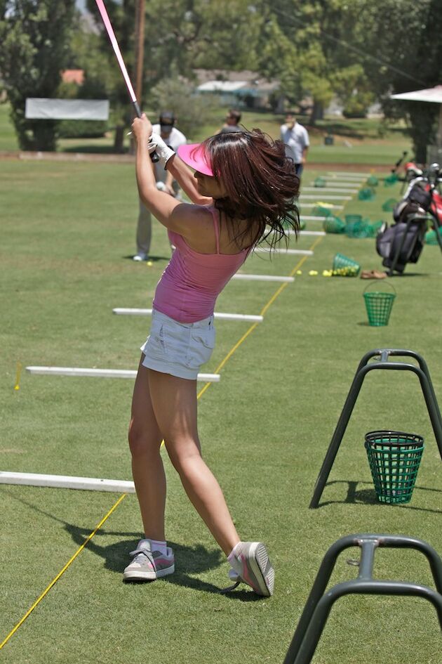 21P La golfeuse brune sexy Carina Roman enlève sa tenue sportive