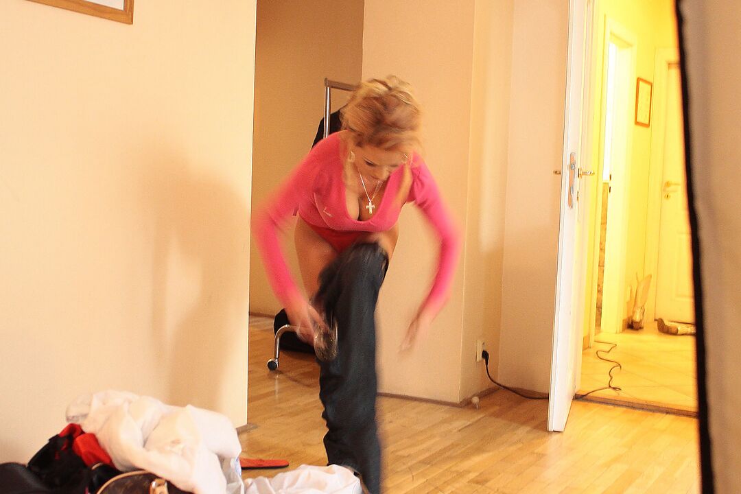 Die 16P ältere Blondine Sharon Pink lässt ihre falschen Titten los, während sie sich umzieht