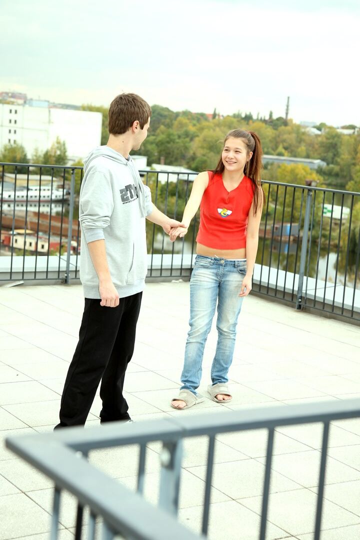 14P Une petite teen brune taquine son petit ami avant d'accepter de le baiser