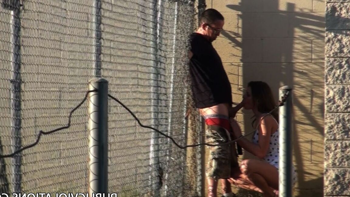 20P Puta cachonda hace una mamada en publico