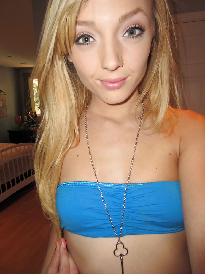 16P Ally Winters écarte largement ses jambes fines tout en se masturbant.