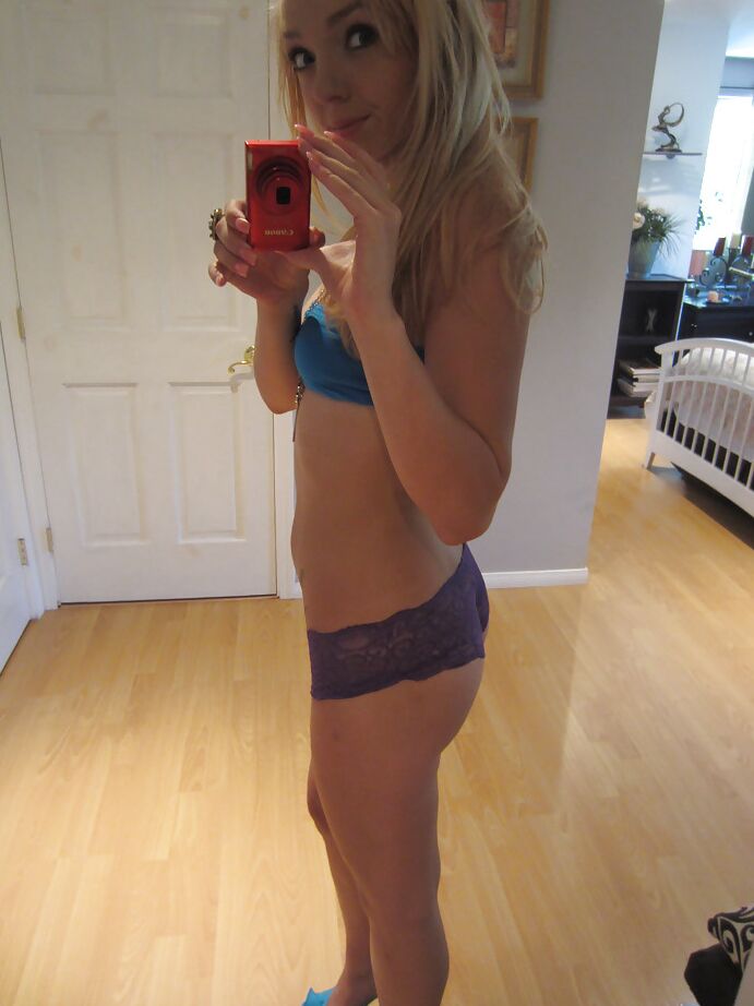 16P Ally Winters écarte largement ses jambes fines tout en se masturbant.