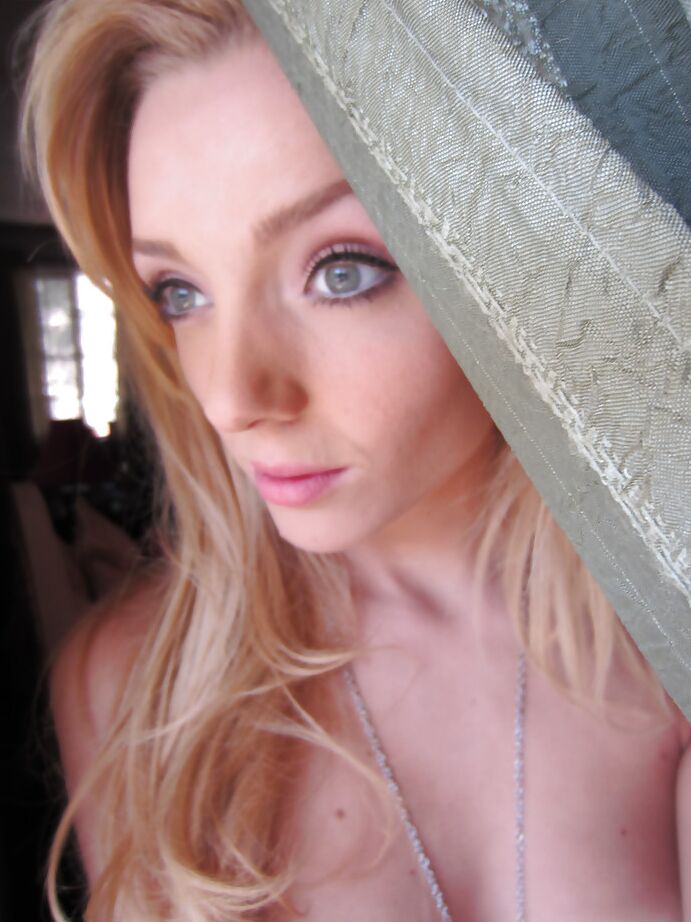 16P Ally Winters écarte largement ses jambes fines tout en se masturbant.