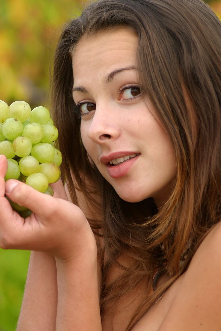 21P Long-legged model posing butt naked and picking grapes in the vineyard