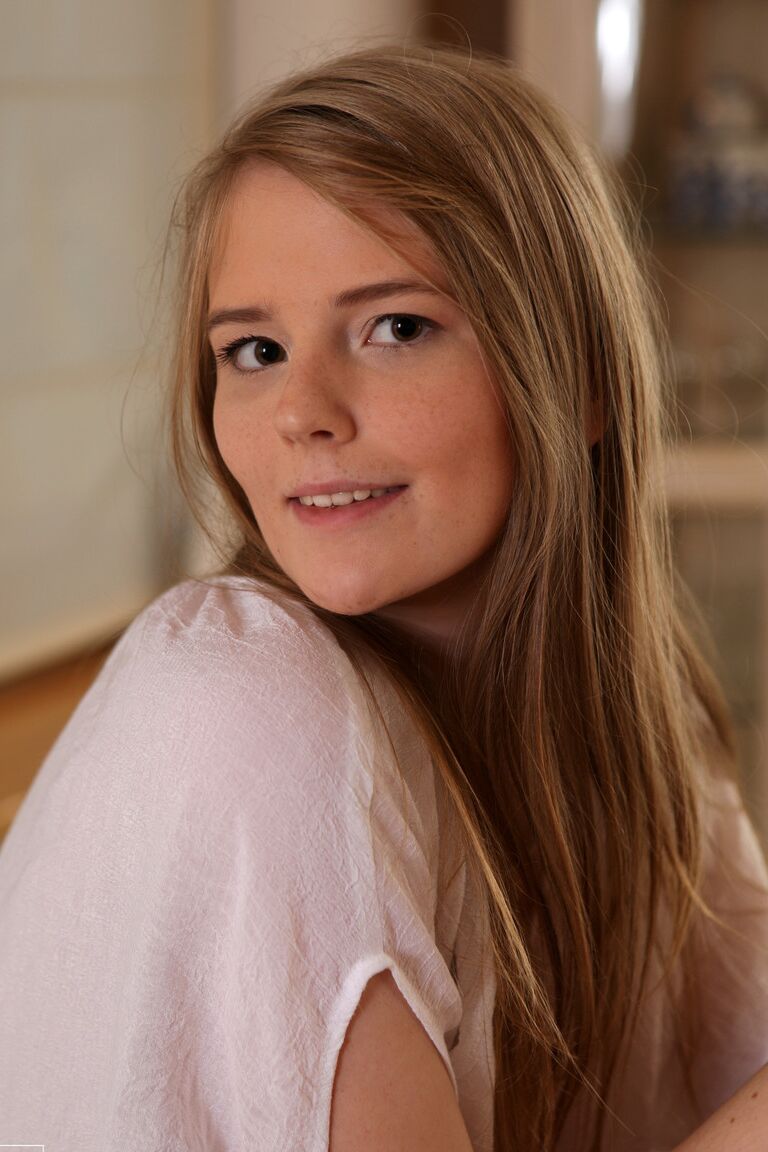 17P Die süße brünette Teenagerin Evelina fingert ihre saftige junge Fotze am Esstisch
