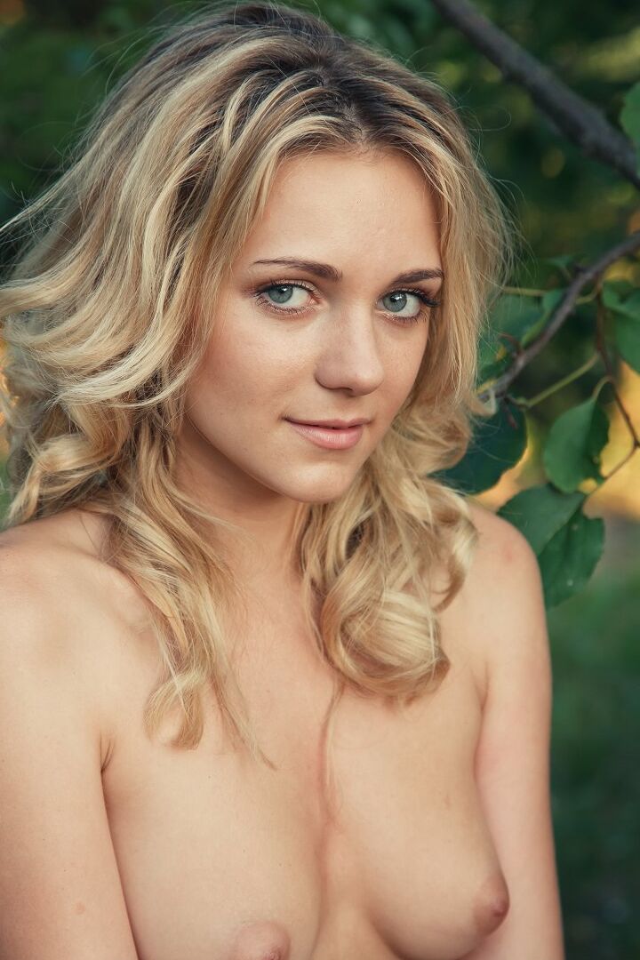 16P La jeune blonde Thea C prend des poses nues alléchantes dans un cadre rural