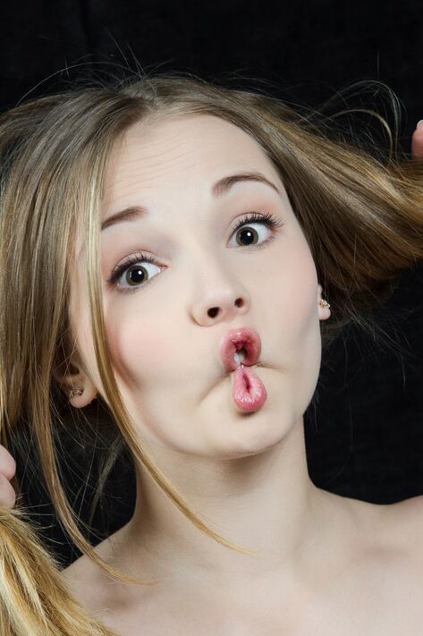 17P Jeff Milton, une jeune fille au joli visage, pose nue, exhibant son magnifique corps d'adolescente.