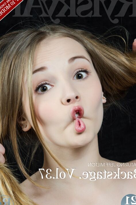 17P Jeff Milton, une jeune fille au joli visage, pose nue, exhibant son magnifique corps d'adolescente.