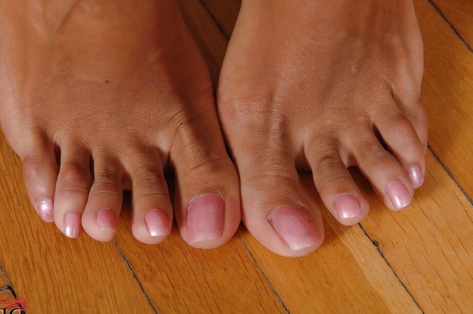 16P Nena sonriente de piel oliva se desnuda y muestra sus bienes