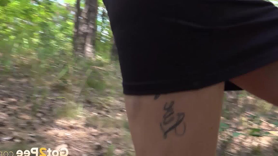 15P Ali Bordeaux relieves her pee desperation outside