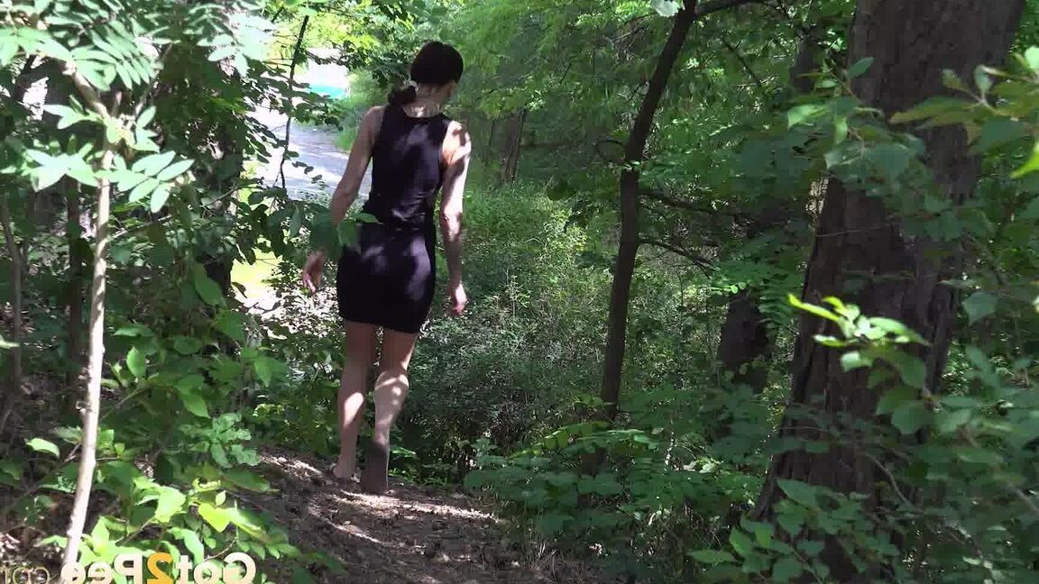 15P Ali Bordeaux relieves her pee desperation outside