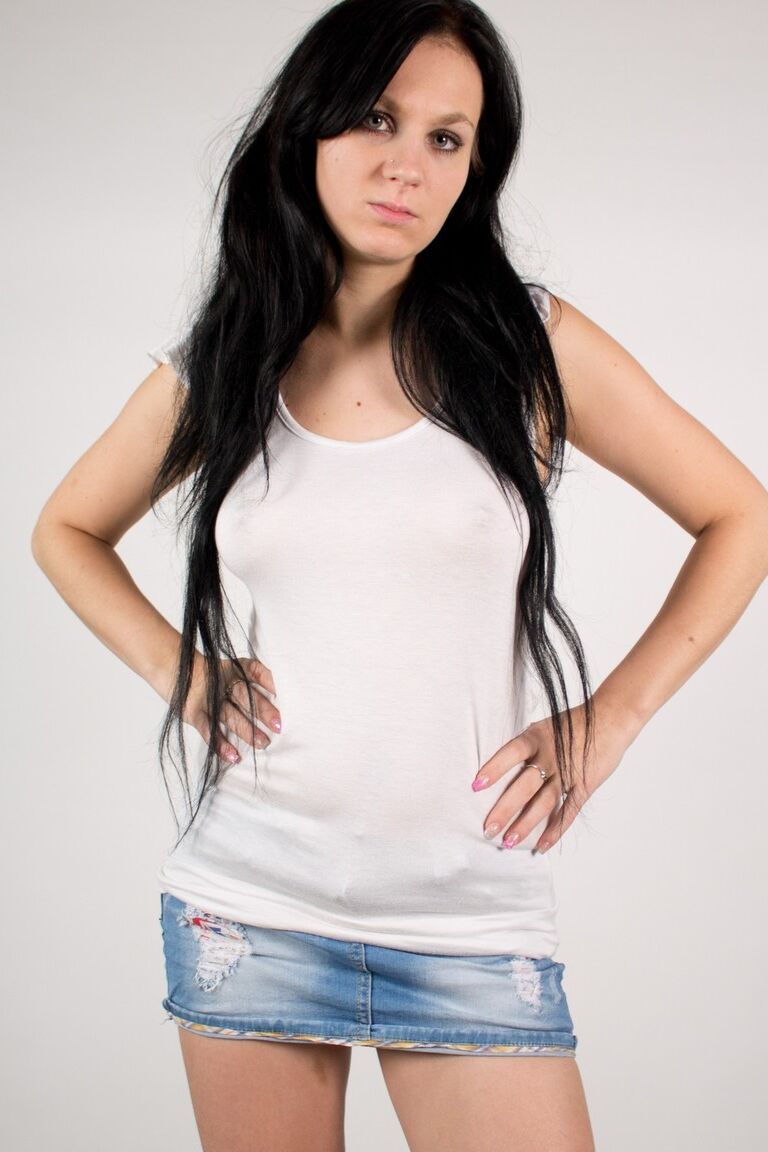 21P Euro Babe Tereza K posiert mit Sperma im Gesicht, nachdem sie einen Schwanz in POV gelutscht hat