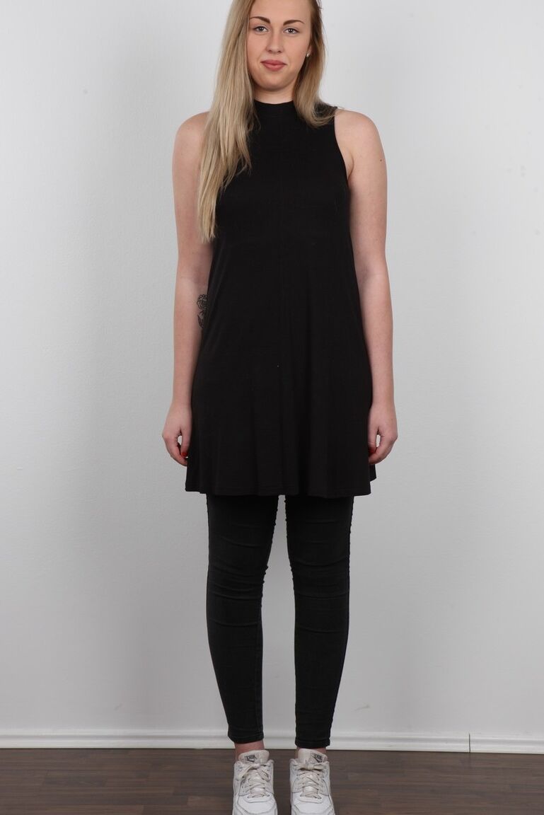 15P La rubia Adela se quita la ropa manteniendo firme su rostro