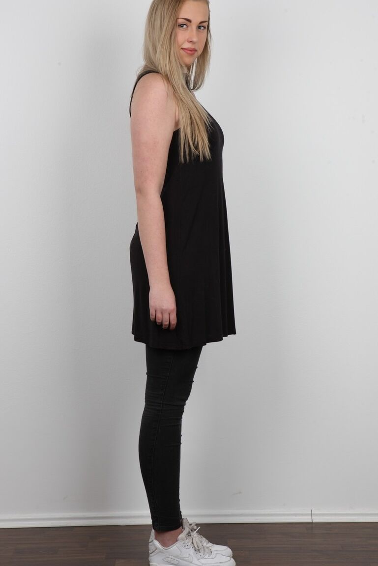 15P La rubia Adela se quita la ropa manteniendo firme su rostro
