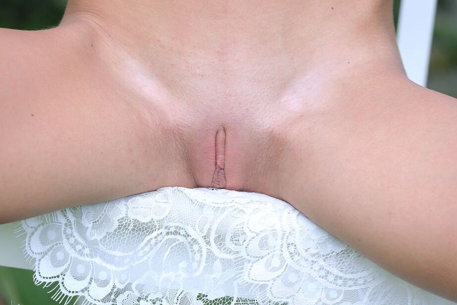 16P La dulce joven Leila Mazz se quita sus preciosas prendas para posar desnuda en una silla de jardín