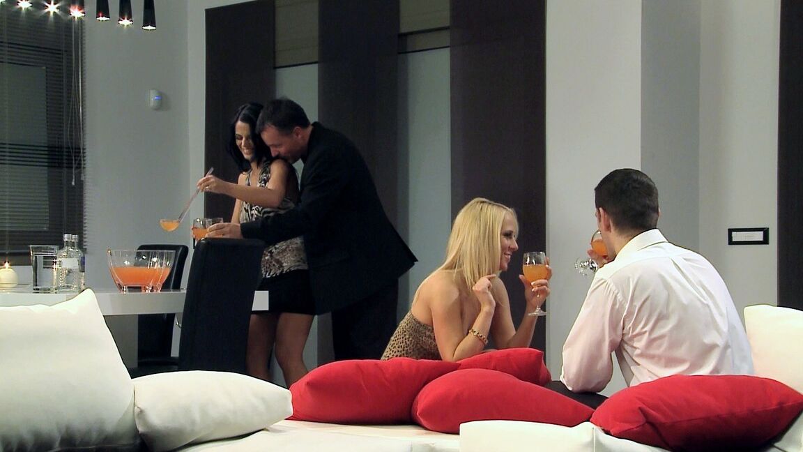 21P ブロンドのチェコ人妻カーラ コックスが男と高温多湿の FMM 3some を楽しむ