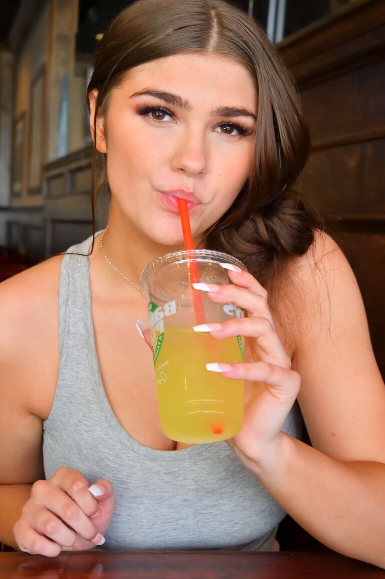 21P La linda novia Aria descubre sus enormes tetas perforadas y las muestra al aire libre