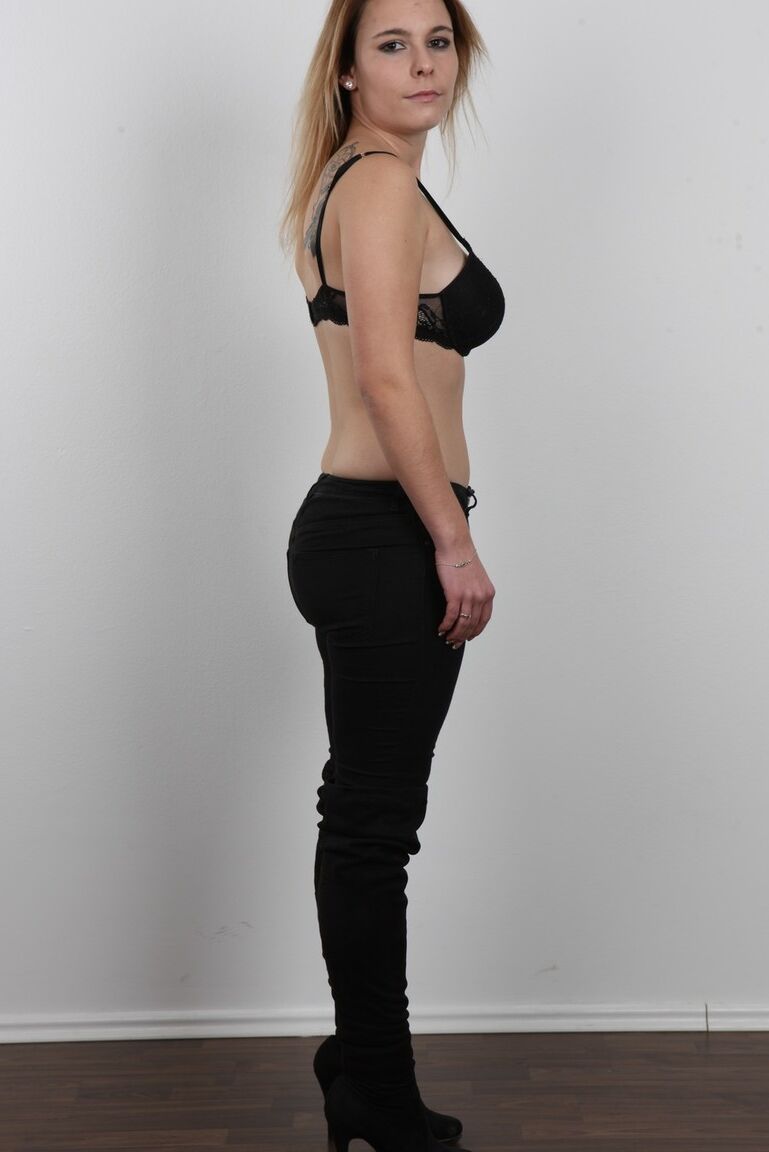 20P Loira amadora Petra mostra seus mamilos grandes perto da câmera