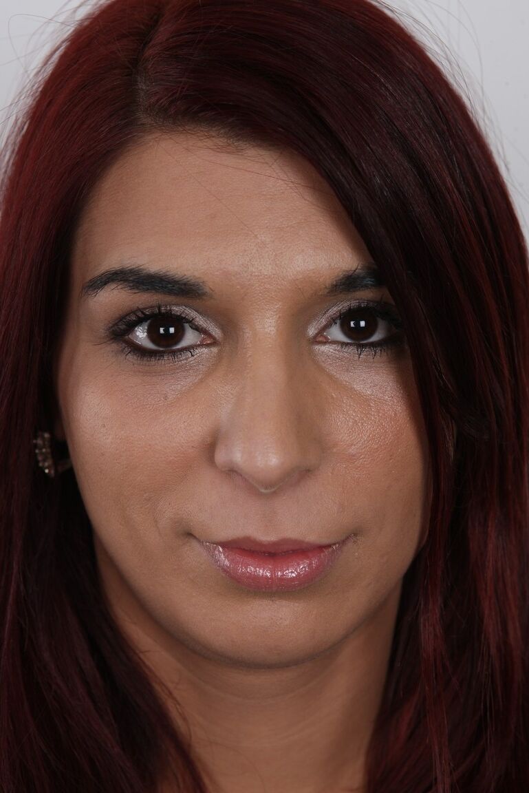 20P Garota morena sozinha tira todas as roupas antes de um close de sua vulva careca