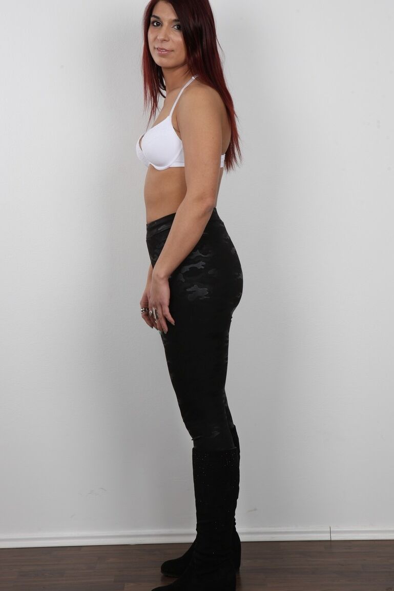 20P Garota morena sozinha tira todas as roupas antes de um close de sua vulva careca