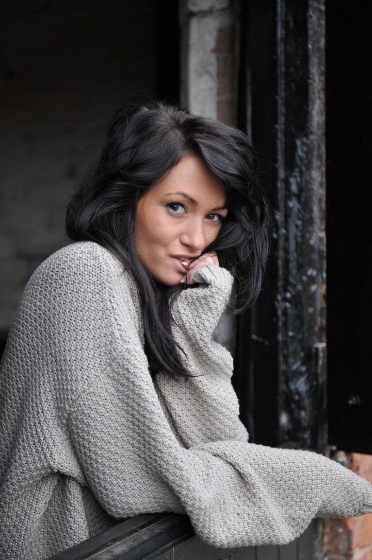 12P Dark haired chick Tess Lyndon hikes her sweater to show her firm tits and cunt