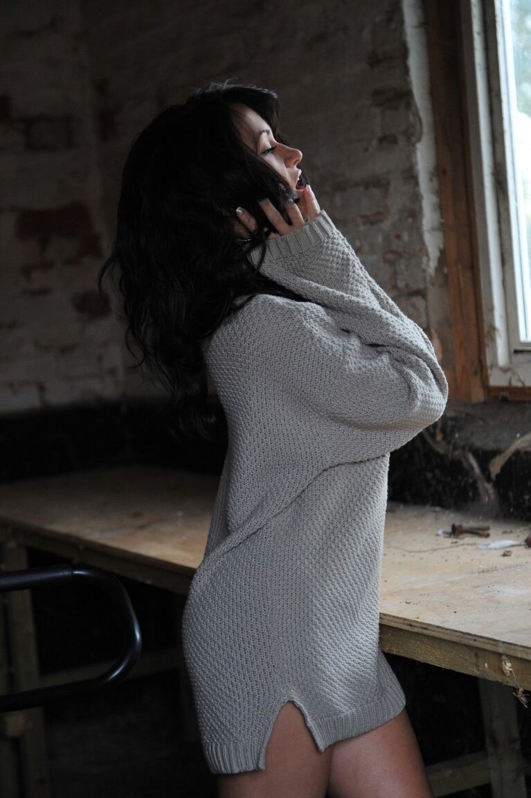12P Dark haired chick Tess Lyndon hikes her sweater to show her firm tits and cunt
