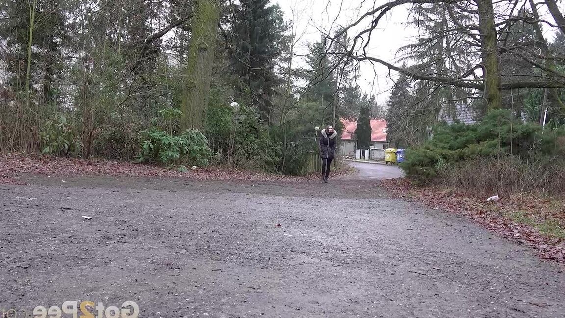 15P White girl Cynthia Vellons squats to take a piss next to an isolated building