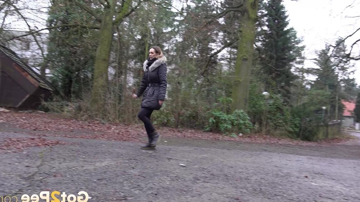 15P White girl Cynthia Vellons squats to take a piss next to an isolated building