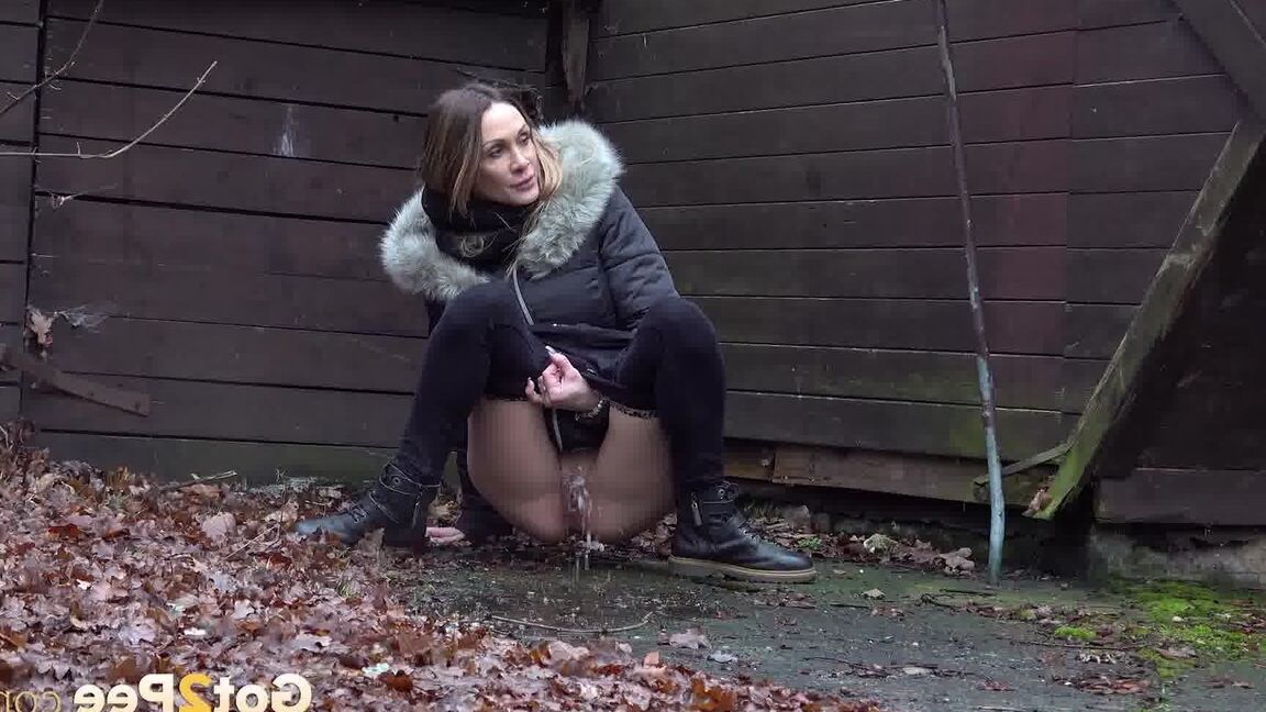 15P White girl Cynthia Vellons squats to take a piss next to an isolated building
