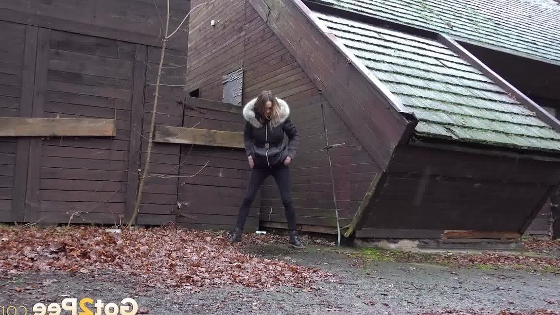 15P White girl Cynthia Vellons squats to take a piss next to an isolated building