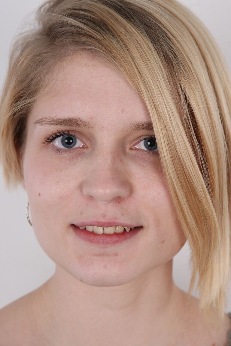 20P Rubia amateur de Checoslovaquia prueba suerte siendo modelo desnuda