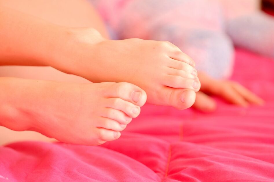 21P ベッドの上で彼女の猫の唇と乳首で遊ぶ素敵な可愛い人バイオレット