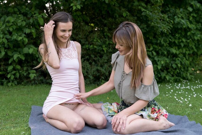 16P Teenie-Lesben Dominica Phoenix und Adelle Unicorn 69 beim Sex in einem Garten