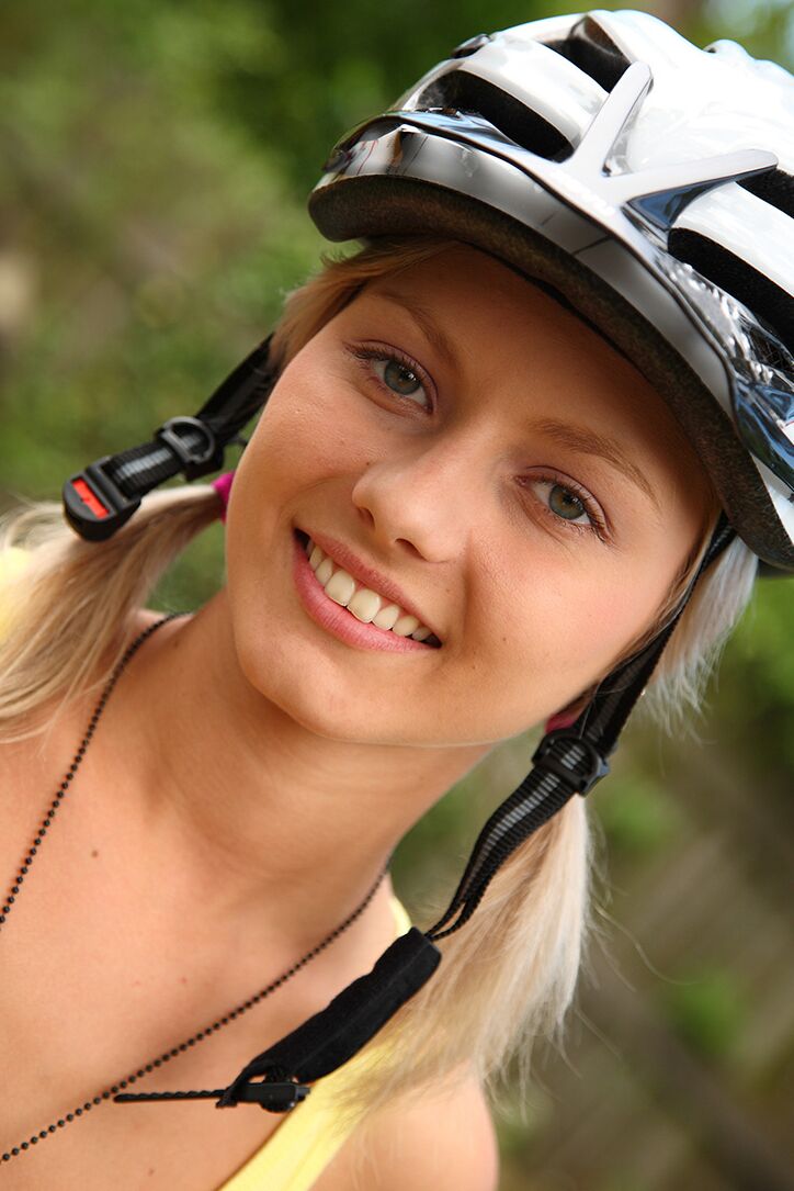 13P Doce adolescente com cabelo loiro Pinky June se masturba em seu capacete de bicicleta