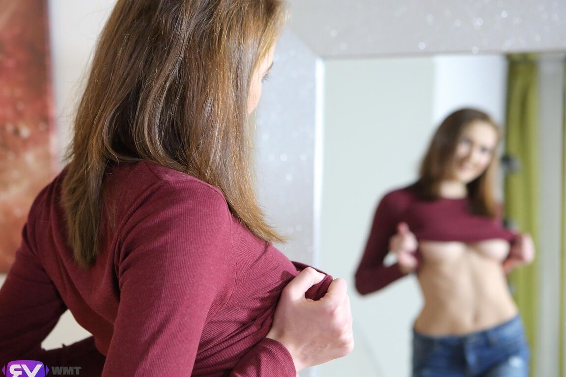 16P Young avaliado Stacy Cruz descobre sua bunda perfeita enquanto fica nua