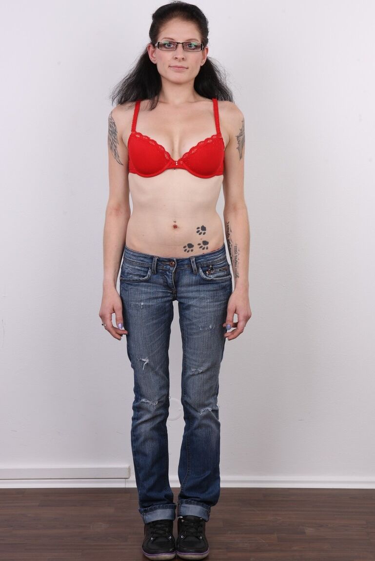 20P Marie, une fille mince, porte des lunettes lors de sa première apparition nue