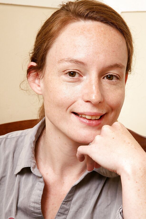 16P Ana Molly, maman de plus de 30 ans, exhibe sa culotte blanche et ses poils pubiens.