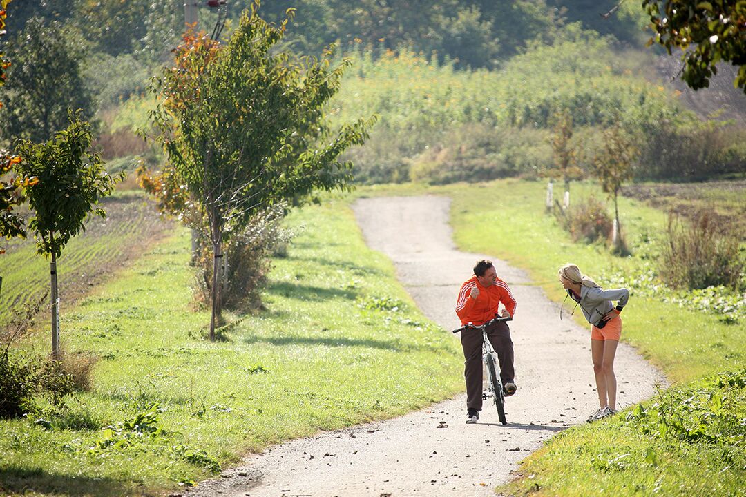 16P Dünner Teenie-Jogger mit flachem Busen trifft sich mit einem alten Radfahrer für einen Badezimmer-Blowjob