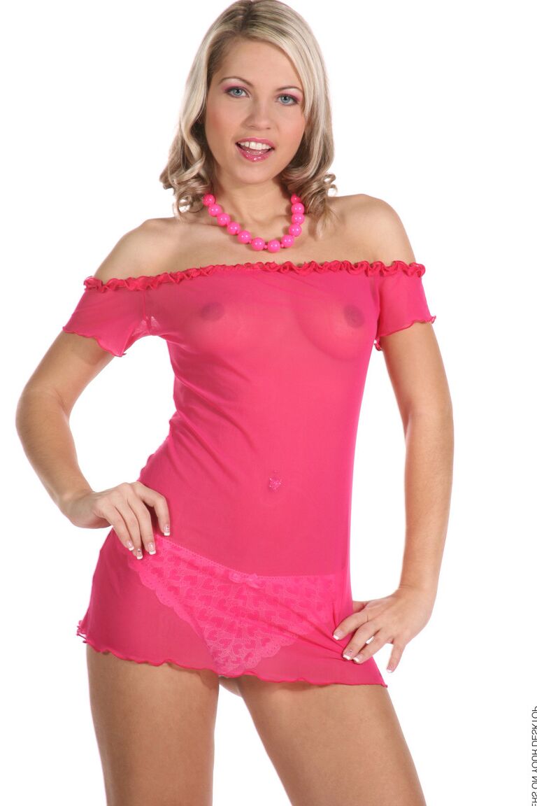 15P La sexy rubia Jenni Gregg se quita un vestido transparente para posar desnuda con botas de látex rosas