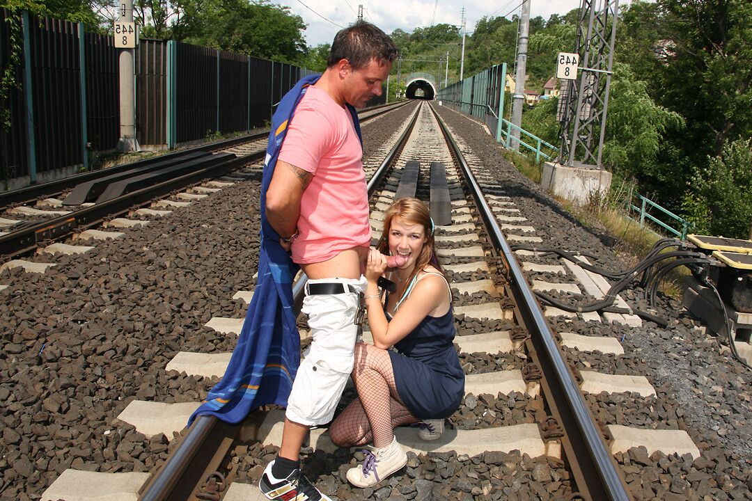 15P Возбуждённая тинка и её парень занимаются сексом возле железнодорожных путей