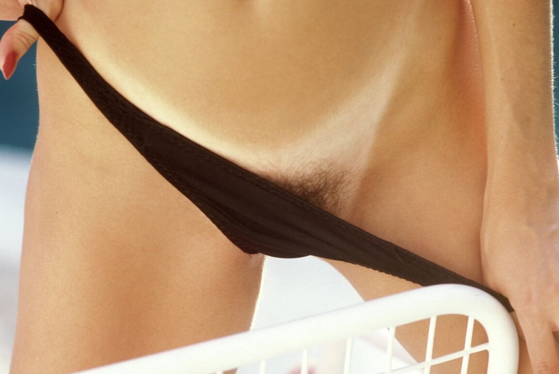 15P Nina Lee, épouse américaine aux gros seins, est toute mouillée et excitée en lavant sa voiture à l'extérieur
