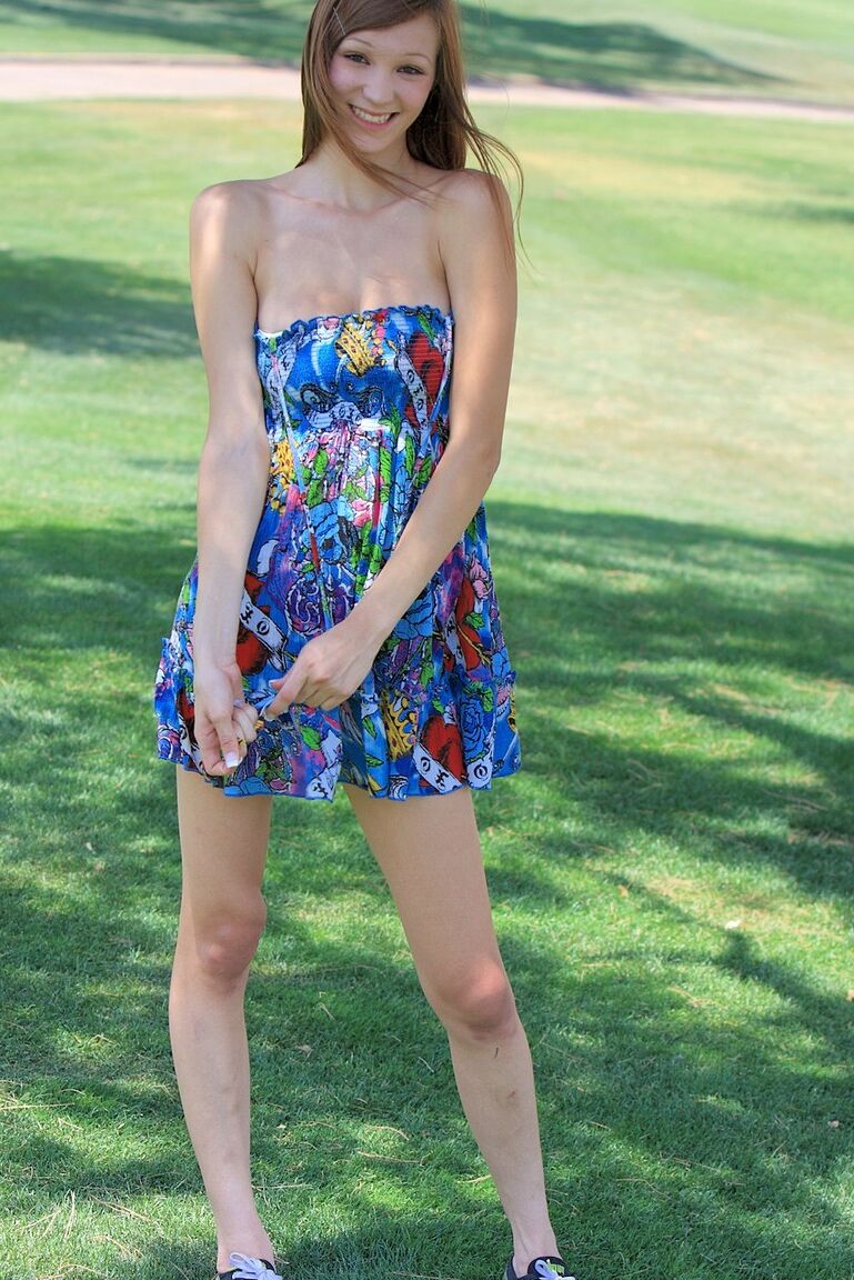 21P A adorável garota ruiva Holly levanta o vestido