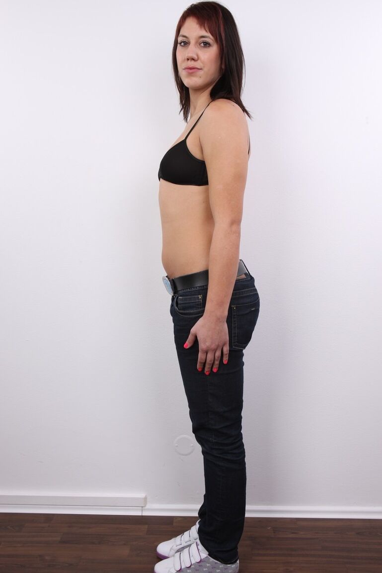 Marketa vom Typ 20P Plain Jane zieht sich zum ersten Mal aus, um nackt zu modeln
