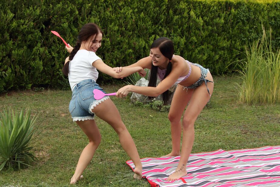 Die 16P Teenie-Amateure Nata und Katy Rose teilen sich beim Lesbensex im Freien eine Gurke