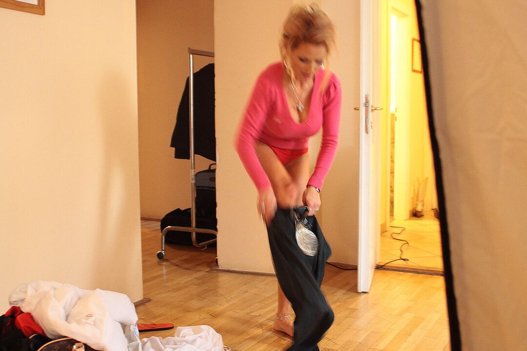 16P A loira gostosa de meia-idade Sharon Pink fica totalmente nua enquanto troca de roupa