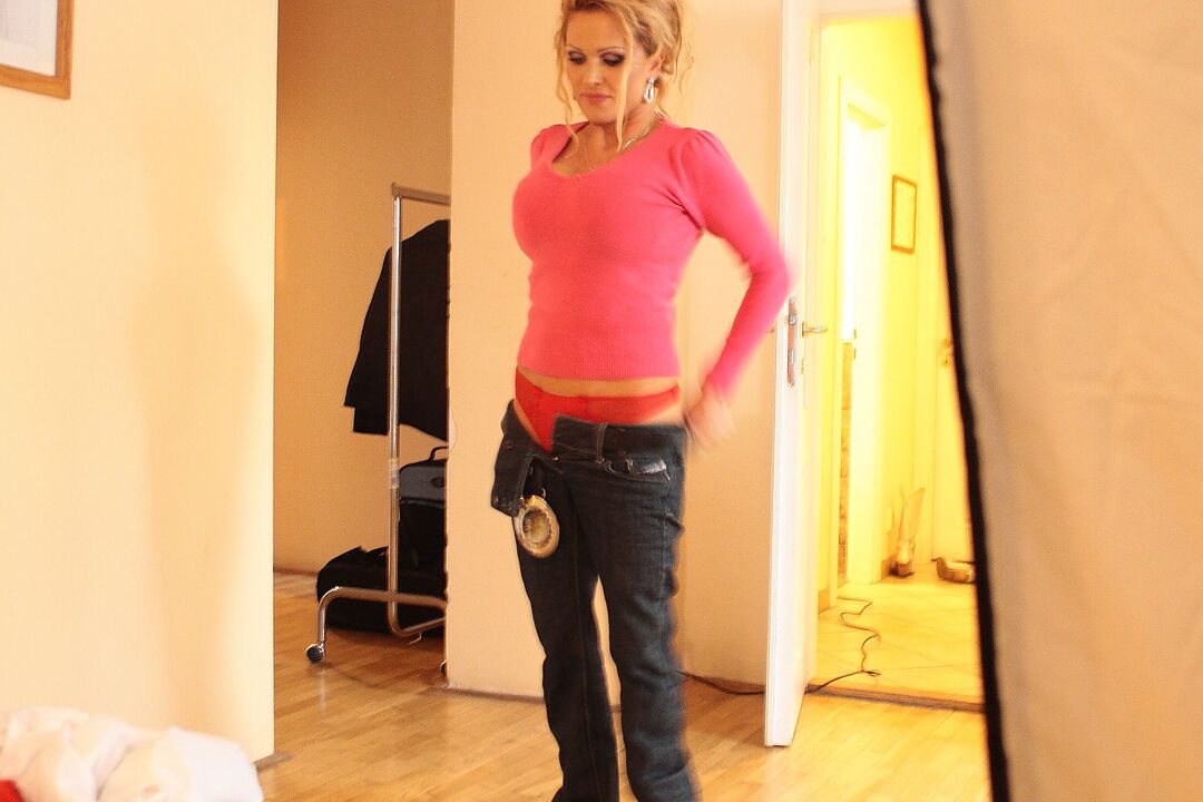 16P A loira gostosa de meia-idade Sharon Pink fica totalmente nua enquanto troca de roupa
