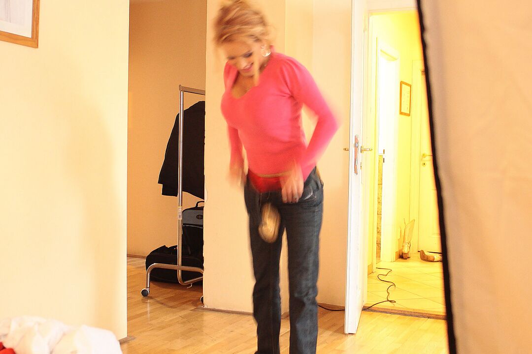 16P A loira gostosa de meia-idade Sharon Pink fica totalmente nua enquanto troca de roupa