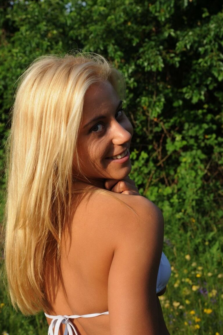 21P La rubia de tetas pequeñas Lena Cova se desnuda y posa al aire libre