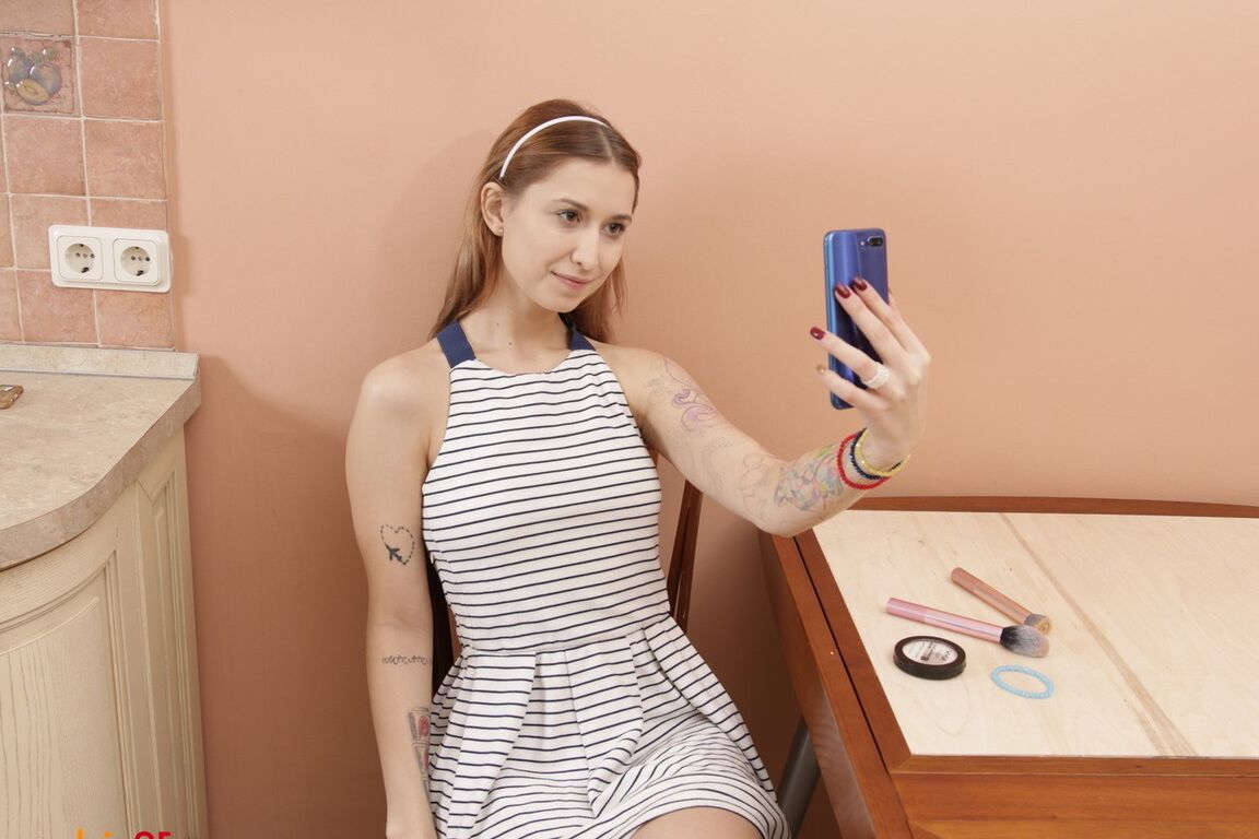 15P A jovem ruiva Iris Kiss Kiss tira uma selfie antes que um garoto chegue para fazer sexo